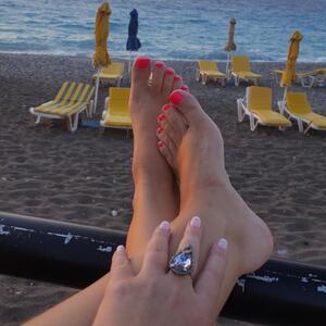 Bare_feet_girl mym