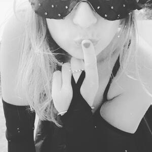 Coquine_cuir_lingerie mym