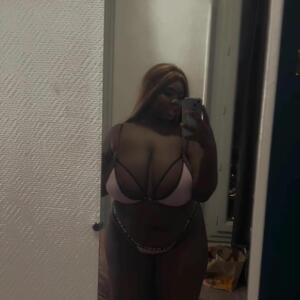 Ebony__curvy mym