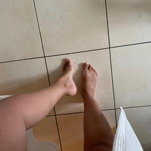 Feet_breastfeeding mym