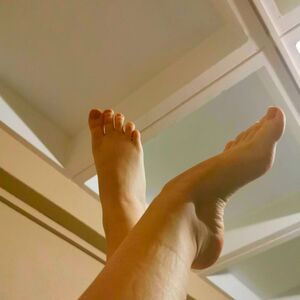 Feet_dine mym