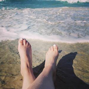 Feet_in_water mym