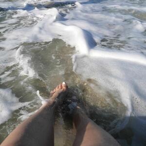 Feet_in_water mym