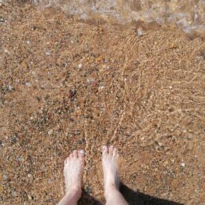 Feet_in_water mym