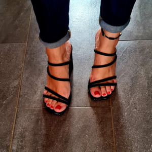 Feet_me_under_sun mym
