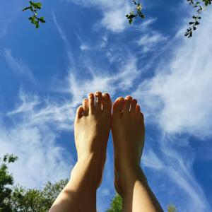 Feetback_feetfingers mym