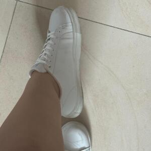 Girl_little_feet mym