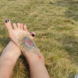 Goddess_with_big_feet mym