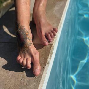 Goddess_with_big_feet mym