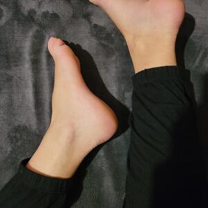 Hot_feet_housewife mym