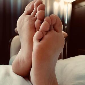 Iittle_flower_feet mym