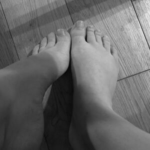 Isaline_feet mym
