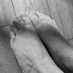 Isaline_feet mym