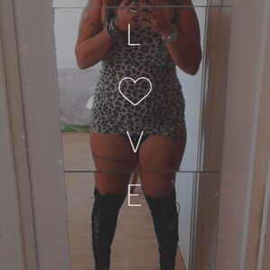 Joliebrunetatouee mym