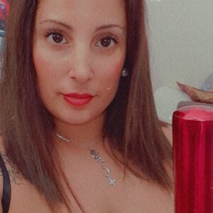 Joliebrunetatouee mym
