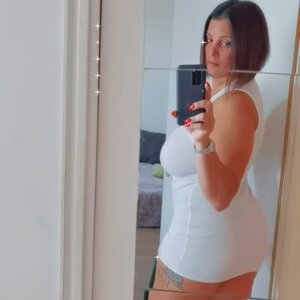 Joliebrunetatouee mym