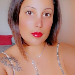 Joliebrunetatouee mym