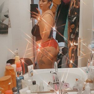 Joliebrunetatouee mym