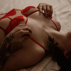 Kiara_strip mym