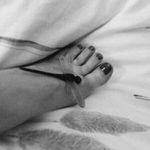 Kisskissgirl_pieds_mains_sexy_nylon_collants mym