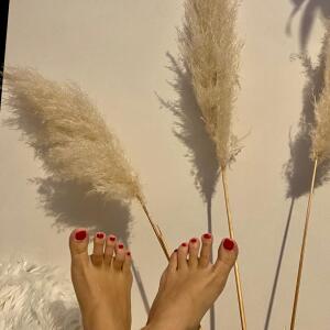 La_petite_loupiote_feet mym