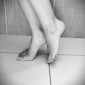 Lady_pretty_feet mym
