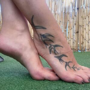 Les_twins_feet_girls mym