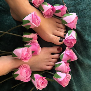 Lisa_charline_feet mym