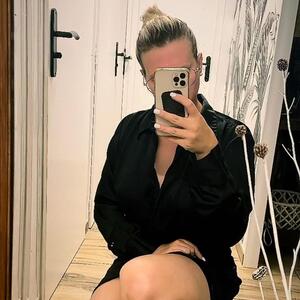 Littleblondiie_hot mym