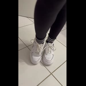 Lvrn_feet_ mym