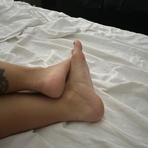 Lvrn_feet_ mym