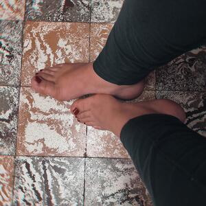 M_yprettyfeet mym
