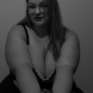 Manoncurvy mym