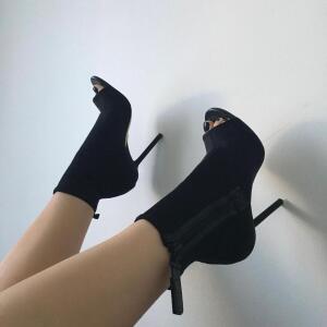 Naomi_frenchiefeet mym