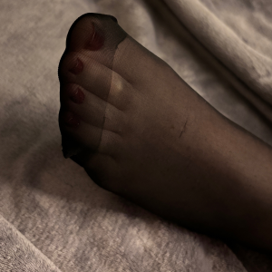Nylon-footjob-aline mym