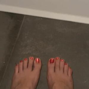 Peach_and_feet mym
