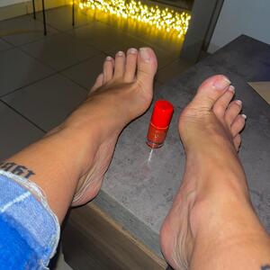Victoria_dollsfeet mym