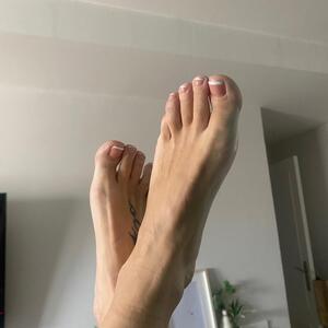 Zhyra_feet mym