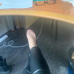 _pied_nu_au_bureau mym